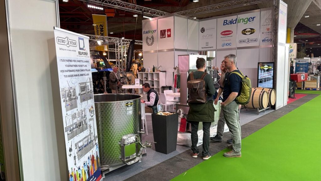 Lo stand di Max Baldinger AG ad Agrovina, con le macchine Squadron in esposizione