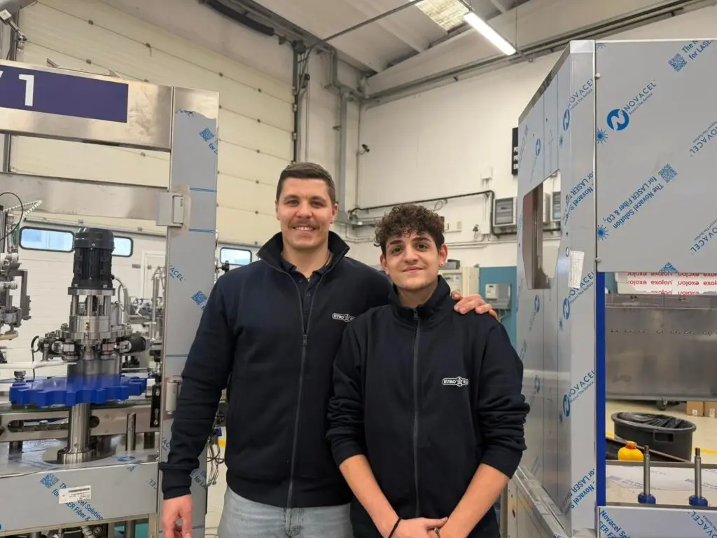 Gabriele con un collega nell'officina Eurostar