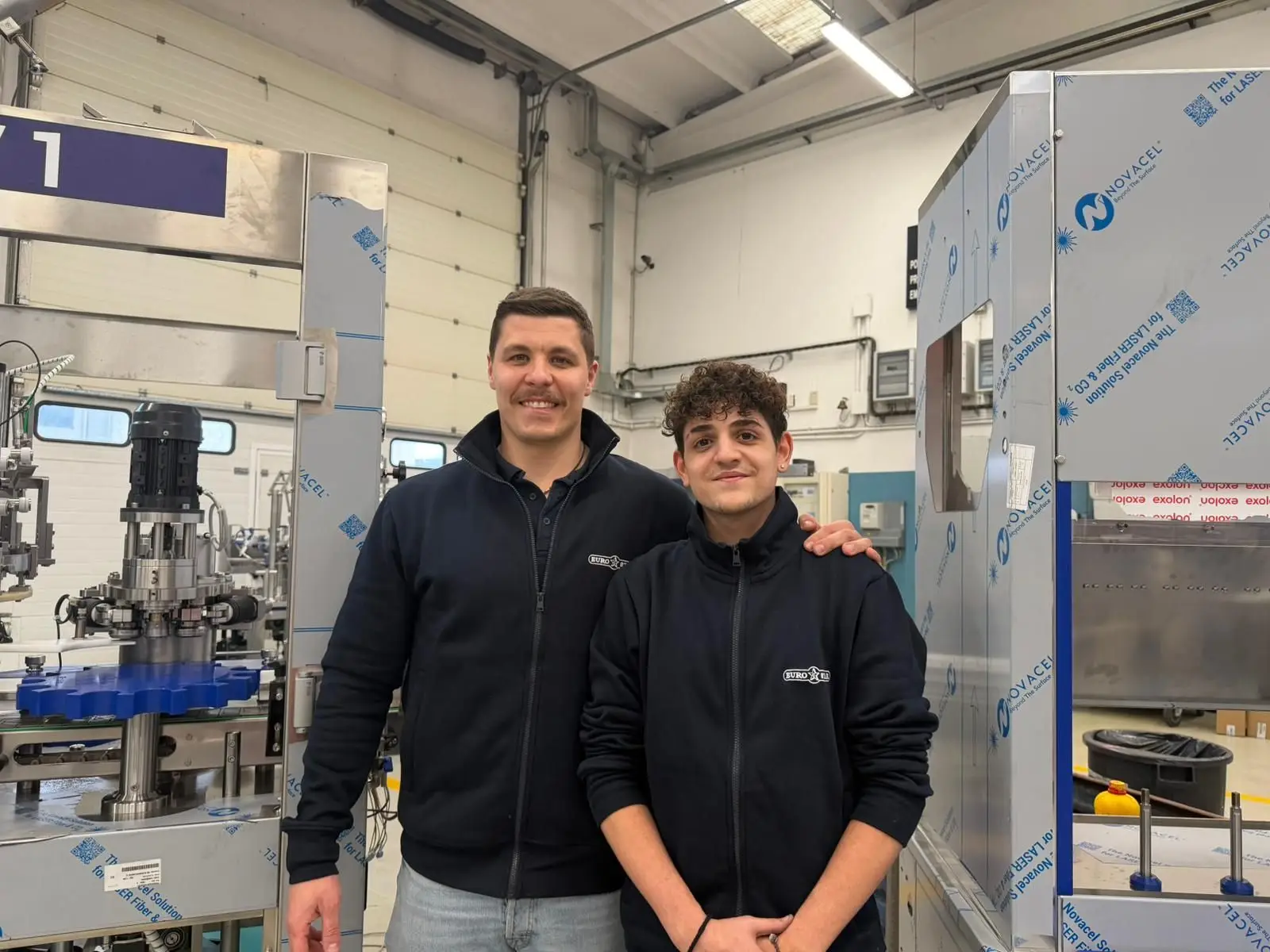 Gabriele con un collega nell'officina Eurostar