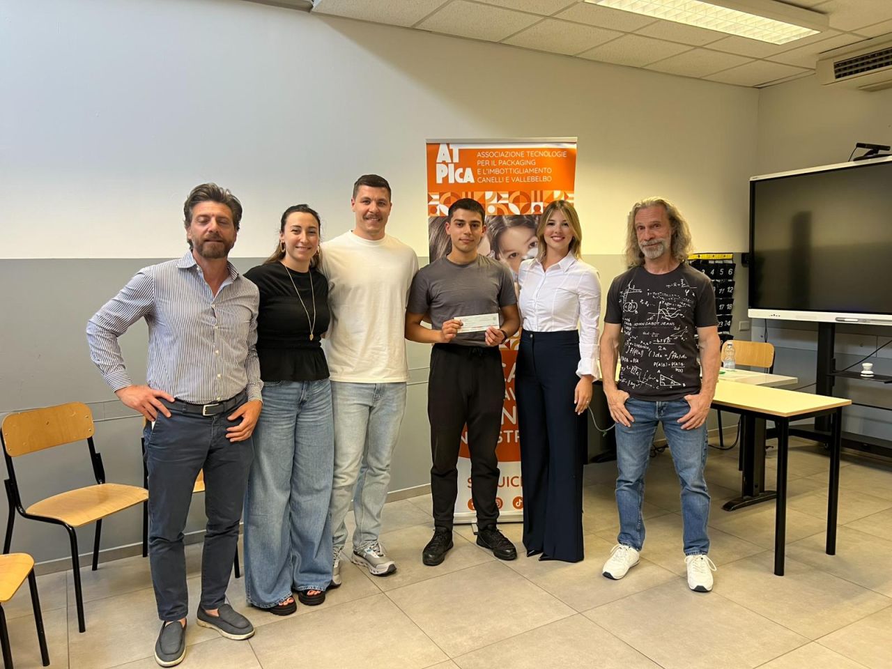 Consegna di una Borsa di Studio ATPICA a scuola
